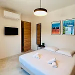 Coliving - Private Shower - Bfast & Terrace Dining アパート *