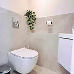 Coliving - Private Shower - Bfast & Terrace Dining *