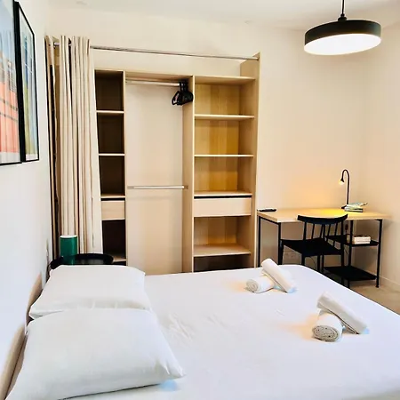 Coliving - Private Shower - Bfast & Terrace Dining アパート *