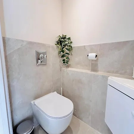 Coliving - Private Shower - Bfast & Terrace Dining Apartment